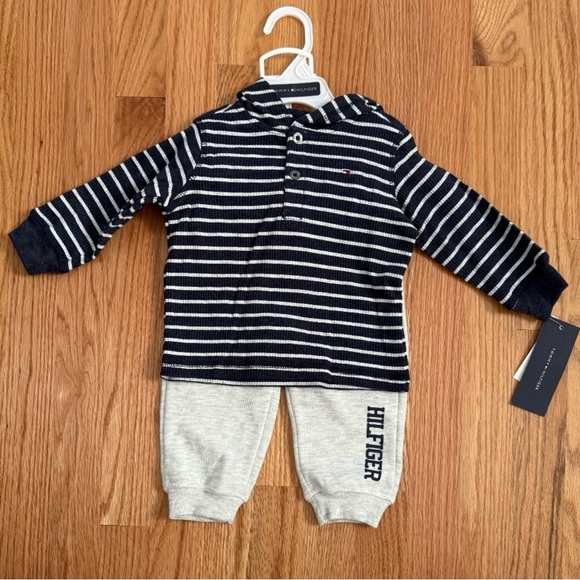 Tommy Hilfiger Baby Boy 2 Piece Outfit Set - Picture 2 of 12